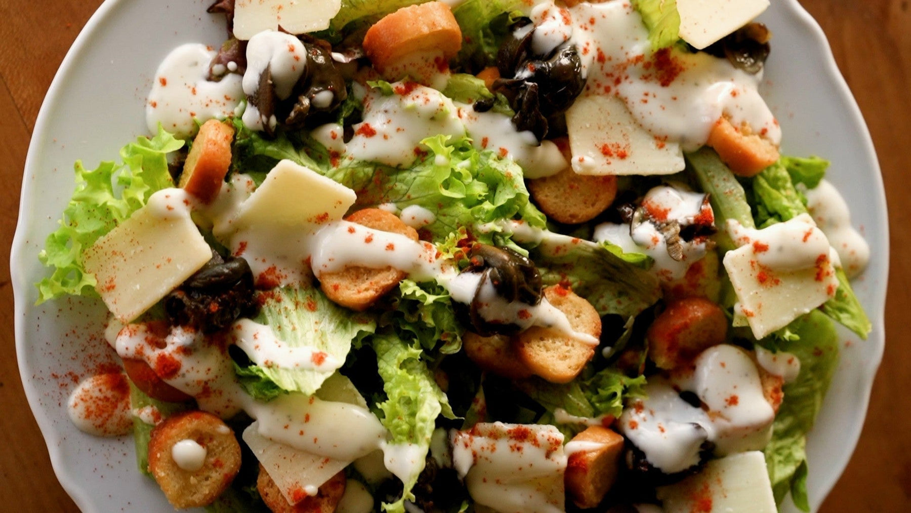 Une entrée froide pour le printemps : salade César aux escargots de Bourgogne